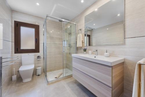 Un baño de Sa Placeta new reformed large town house with pool