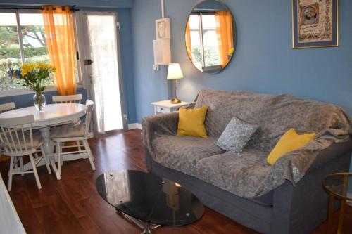 un salon avec un canapé et une table dans l'établissement Cosy 2 Pièces Moulleau Centre à deux pas de la Plage, à Arcachon