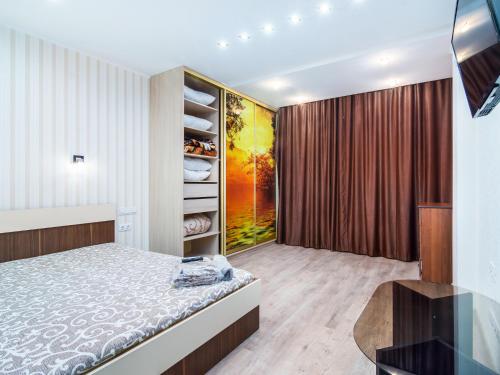 una camera con un letto e un grande armadio di Kvartirkoff na Bogatirskaya 6a, 17 floor a Kiev