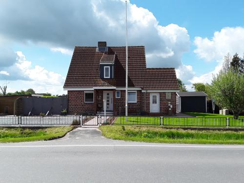 dom z czerwonej cegły z brązowym dachem w obiekcie Ferienwohnung "Bittner" w mieście Thomsdorf