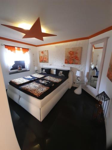 ein Schlafzimmer mit einem großen Bett mit einem Stern an der Decke in der Unterkunft Ferienwohnung Wührmann in Wenkendorf