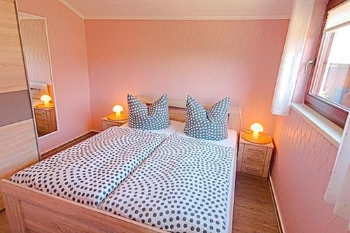 ツィングストにあるMewes, Günther, FW 2のベッドルーム1室(大型ベッド1台、青と白の枕付)