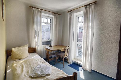 ツィングストにあるResidenz "Am Postplatz", Villa Sonja, Whg 10のベッドルーム1室(ベッド1台、デスク、窓付)