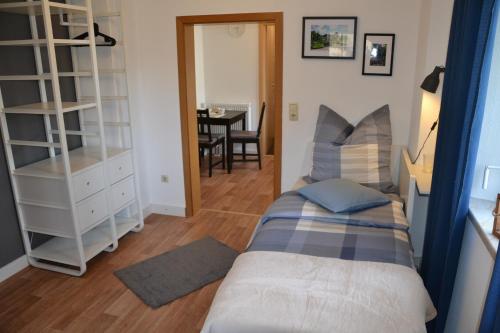 拜羅伊特的住宿－Ferienwohnung Kirsch 1，一间卧室设有一张床和一个书架