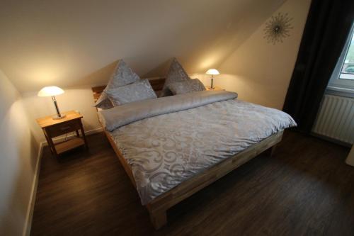 Postel nebo postele na pokoji v ubytování Ferienwohnung Am See 2