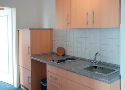 een keuken met een wastafel en een aanrecht bij Klein aber fein zentrale Ferienwohnung 30qm im Hotel zur Börse in Hameln