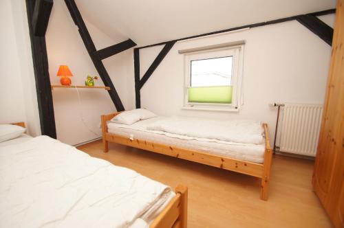 a bedroom with two beds and a window at Treibholz in Kellenhusen