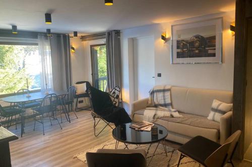 un salon avec un canapé et une table dans l'établissement Le FLOCON du Mont Darbois classé 3 étoiles, à Megève