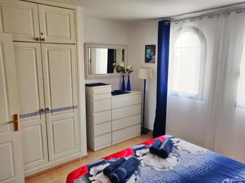 una camera con letto, cassettiera e finestra di Casa Giò a Corralejo