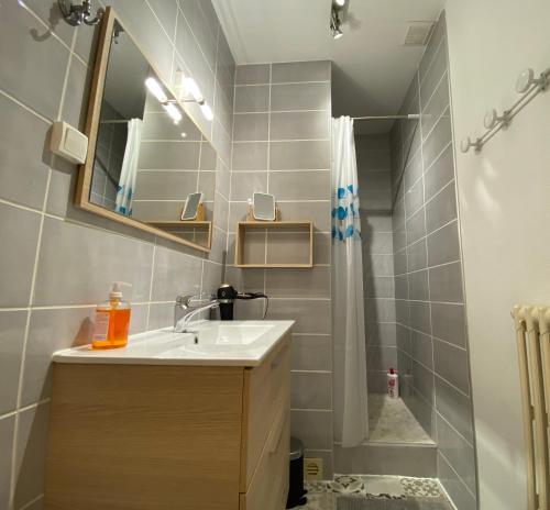 Photo de la galerie de l'établissement Vichy Gare - Parking - Cosy - Jardin - labellisé Clévacances 3 étoiles, à Vichy