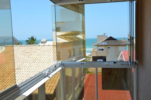 En balkong eller terrass på Belíssimo Apto 2 Suítes a 50 metros do mar em Bombinhas SC