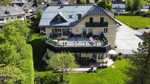 an aerial view of a house with a yard at Apartementhaus Schöndorfer in Strobl