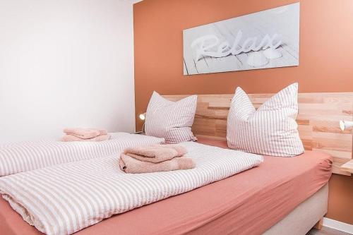 2 camas con toallas encima en una habitación en M4 - Apartmenthaus Marienburger Str 4 - FERIENDOMIZIL HOLLICH en Grömitz