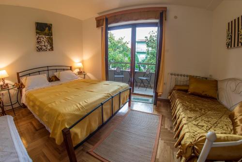 1 Schlafzimmer mit 2 Betten und einem Sofa in der Unterkunft Traumurlaub in der Villa MaVeRo Apartment A2 in Strandnähe in Banjole