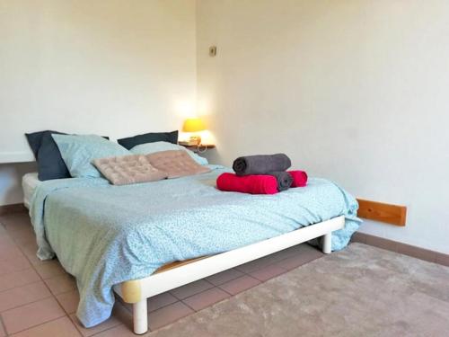 un osito de peluche sentado en una cama en un dormitorio en Le cocon du prorel en Briançon