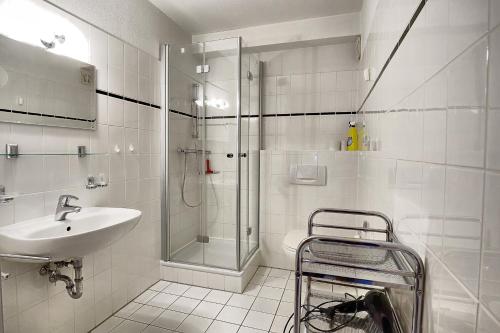ツィングストにあるSünnenkringelの白いバスルーム(シャワー、シンク付)
