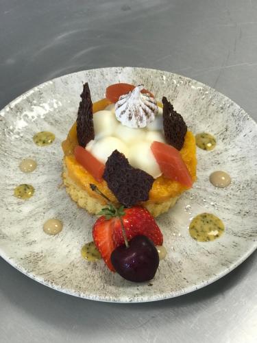 - une assiette avec un dessert accompagné de fruits dans l'établissement L'Outa Hotel Restaurant, à Termignon