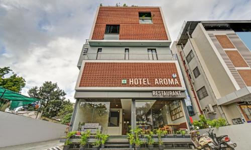 un hotel arrowongo di fronte a un edificio di Treebo Trend Aroma Executive ad Aurangabad