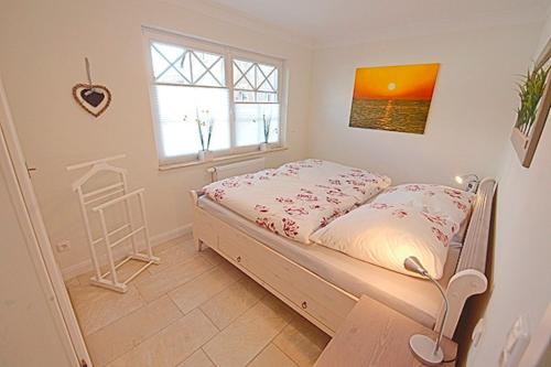a bedroom with a bed and a window at Les Belles, Haus Davide, FW Elegant FW 8 in Zingst