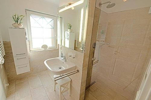 a bathroom with a sink and a shower at Les Belles, Haus Davide, FW Elegant FW 8 in Zingst
