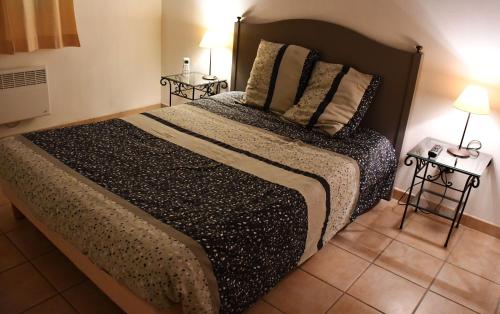 - une chambre avec un grand lit et 2 tables dans l'établissement les hauts de sarlat n7, à Sarlat-la-Canéda