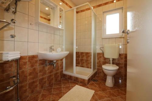 ein Bad mit einem WC, einem Waschbecken und einer Dusche in der Unterkunft Melisa 6 in Poreč