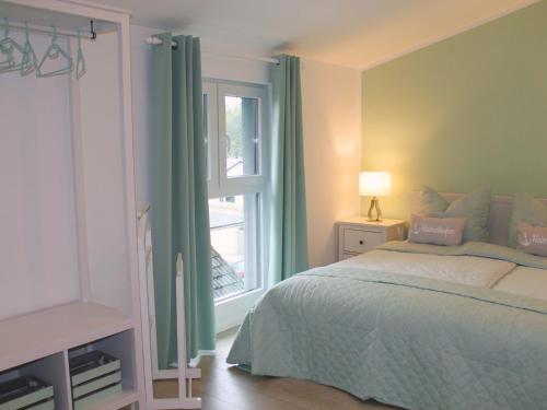 Un pat sau paturi într-o cameră la Exklusives Ferienhaus Hamburg West!
