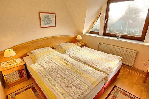Habitación pequeña con cama y ventana en Sievert, Dietmar en Zingst