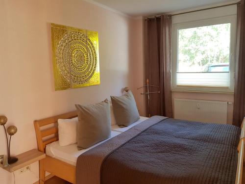 奧茨塞巴德·迪爾哈根的住宿－Darssurlaub App 5，一间卧室设有一张床和一个窗口