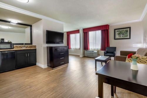Η κουζίνα ή μικρή κουζίνα στο Best Western Plus South Bay Hotel