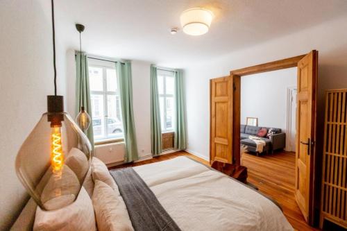 sypialnia z łóżkiem i kanapą w pokoju w obiekcie Apartment No1 w mieście Stralsund