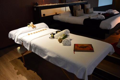A bed or beds in a room at Le BELLEA