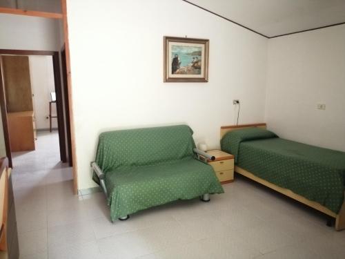 a room with two green beds in a room at Holiday Residence in Casamassima