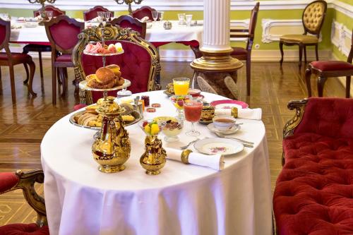 une table avec de la nourriture et des boissons dessus dans l'établissement Palacete Chafariz Del Rei - by Unlock Hotels, à Lisbonne