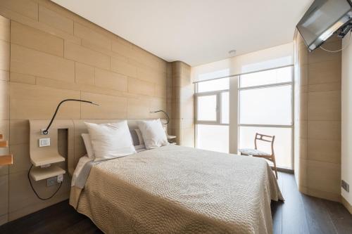 a bedroom with a bed and a window at Green Living in Style - An Exclusive Designer Home near Galiana Golf in Carcagente