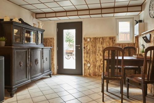 une grande cuisine avec une table et une salle à manger dans l'établissement Fewo Sonsenbach, à Bad Berleburg