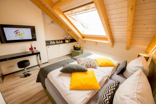 ein Schlafzimmer mit einem großen Bett mit gelben Kissen in der Unterkunft Premium-Apartment Lifestyle 1b bei Fam Horster in Bensheim