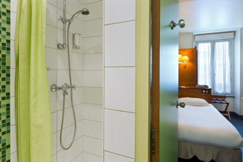 Salle de bains dans l'établissement Hôtel Aurore Paris Gare de Lyon