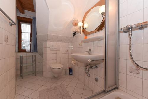 ヴィーク・アウフ・フェールにあるWeizenfeld Whg 02 OGのバスルーム(洗面台、トイレ、シャワー付)
