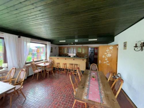 ein Esszimmer mit einem langen Holztisch und Stühlen in der Unterkunft Haus Erlen in Olsberg
