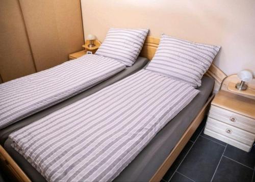 duas camas sentadas uma ao lado da outra num quarto em Ferienwohnung Kleine Gasse em Lathen