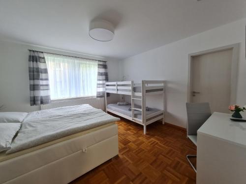 מיטה או מיטות קומותיים בחדר ב-Ferienwohnung Struppi