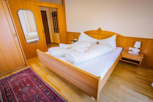 ein Schlafzimmer mit einem großen Bett mit weißen Kissen in der Unterkunft Soldanella 2 by Alpenidyll Apartments in Ramsau am Dachstein
