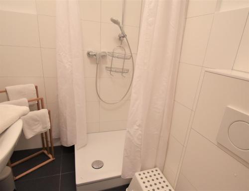 a bathroom with a shower with a shower curtain at Landhaus Lippmann Whg4 in Grönwohldshorst