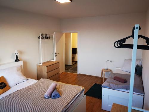 1 Schlafzimmer mit 2 Betten und 1 Etagenbett in der Unterkunft KaVi Apartments #3, TOP city view! in Pilsen