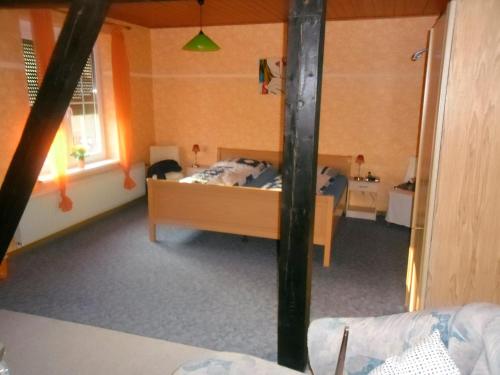 Schlafzimmer mit einem Bett und einem Fenster in der Unterkunft Einzelzimmer 3 Gotthard in Hanerau-Hademarschen