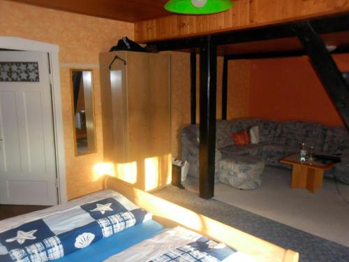 ein Schlafzimmer mit einem Etagenbett und einem Sofa in der Unterkunft Einzelzimmer 3 Gotthard in Hanerau-Hademarschen