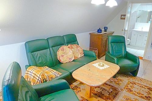 ツィングストにあるHennig, Ottiのリビングルーム(緑のソファ、椅子2脚付)