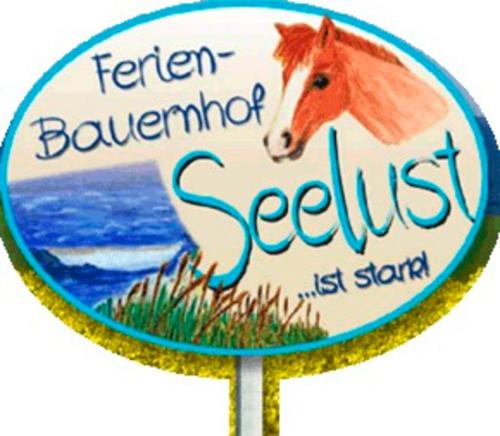 un panneau pour une école de poney avec un cheval sur elle dans l'établissement "Ferienhof Seelust" Ferienwohnung 5, à Gammendorf