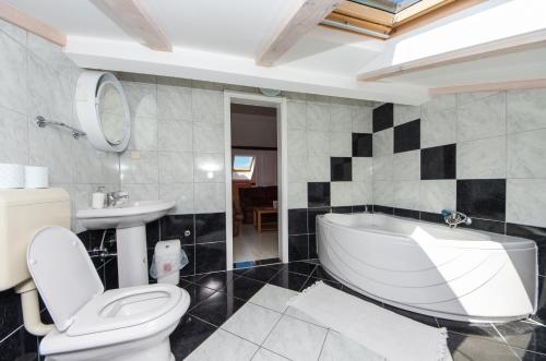 Ένα μπάνιο στο Apartments Lounger Crikvenica